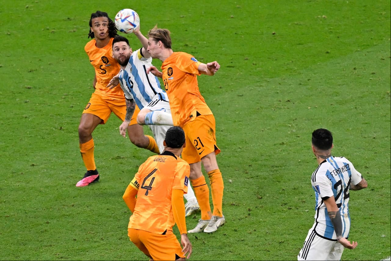 Argentina y Holanda se enfrentaron en tiempos extra y definieron en tanda de penaltis el pase a las semifinales donde la albiceleste consigue el boleto mientras que los Paises Bajos se convierten en el primer equipo que los pamperos eliminan en instancia de tiros de castigo.