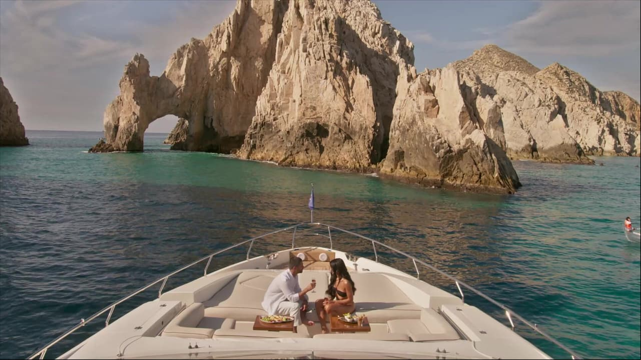Sofía y Alejandro navegan sin destino a disfrutar su amor