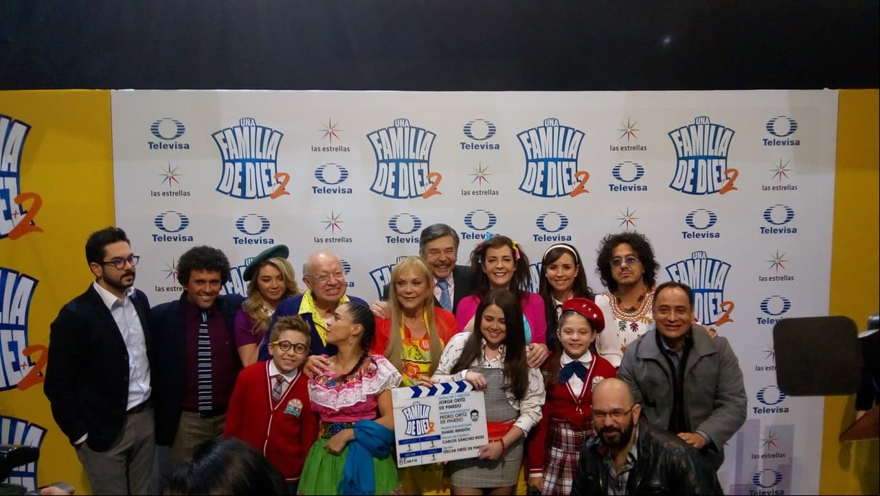 Todo el elenco en la presentación de una familia de diez mas dos