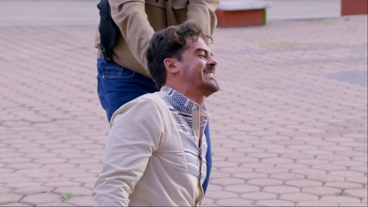 Al final, la policía detiene a Jonás y jura vengarse de Ximena.