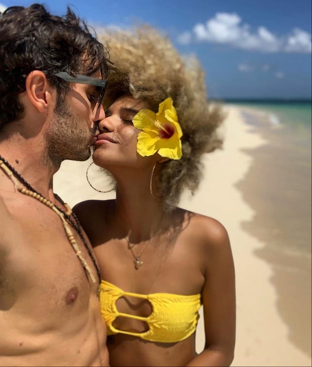 De acuerdo con su cuenta de Instagram, Leslie nació en Colombia, pero ejerce su carrera como modelo en Nueva York y en la Ciudad de México, trabajando en nuestro país en la agencia New Icon Models.