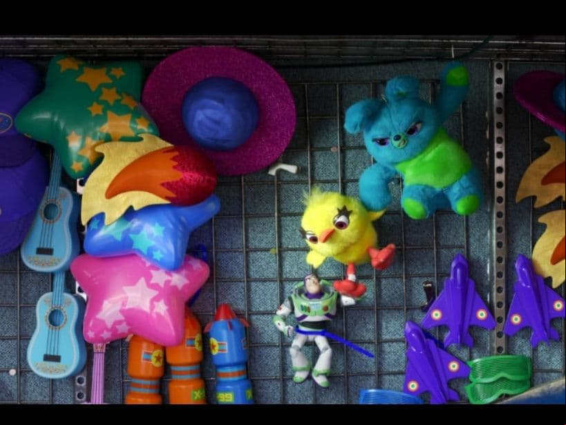 Coco (2017) también está presente en la cinta, las guitarras cuelgan al lado de Buzz y Ducky en la feria.