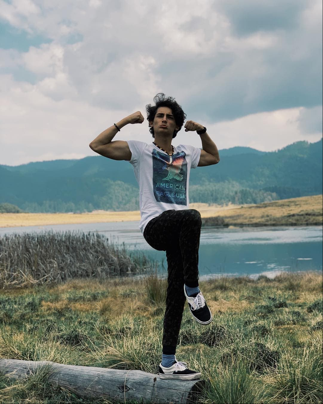 Sin embargo, en su estilo también destacan las playeras estampadas y pantalones tipo pants. Los tenis, estilo informal, también forman parte de su outfit.