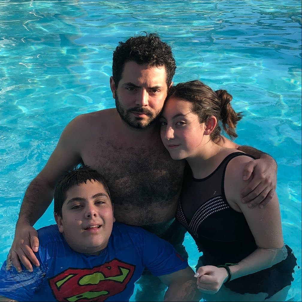 “A veces con Anuar y con Vicky tengo buena relación, pero es por momentos porque están en una edad muy difícil, que es la adolescencia”, contó al periodista.