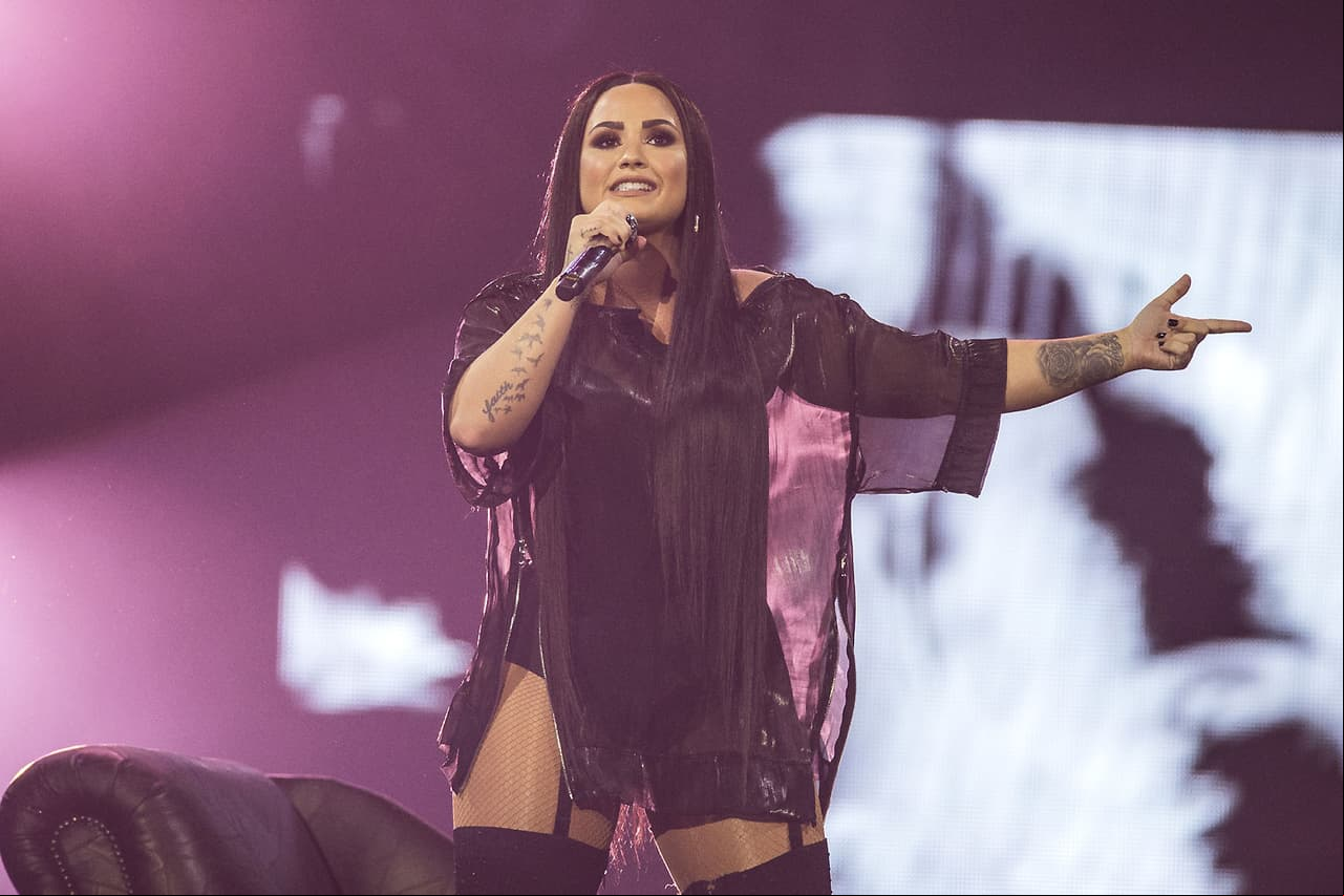 Demi Lovato derrochando sensualidad en el escenario