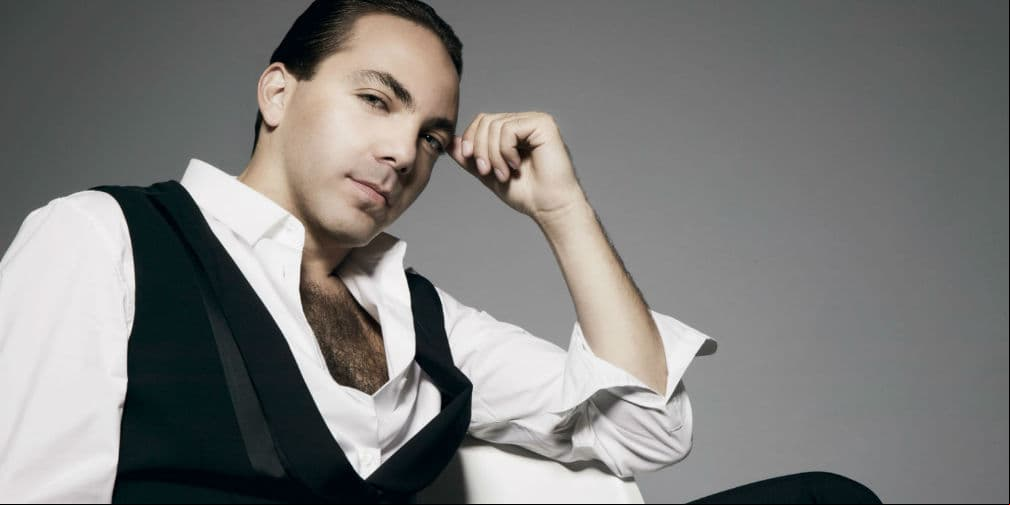 Tras declarar que no está cerrado a casarse por cuarta vez, Cristian Castro presume nueva novia