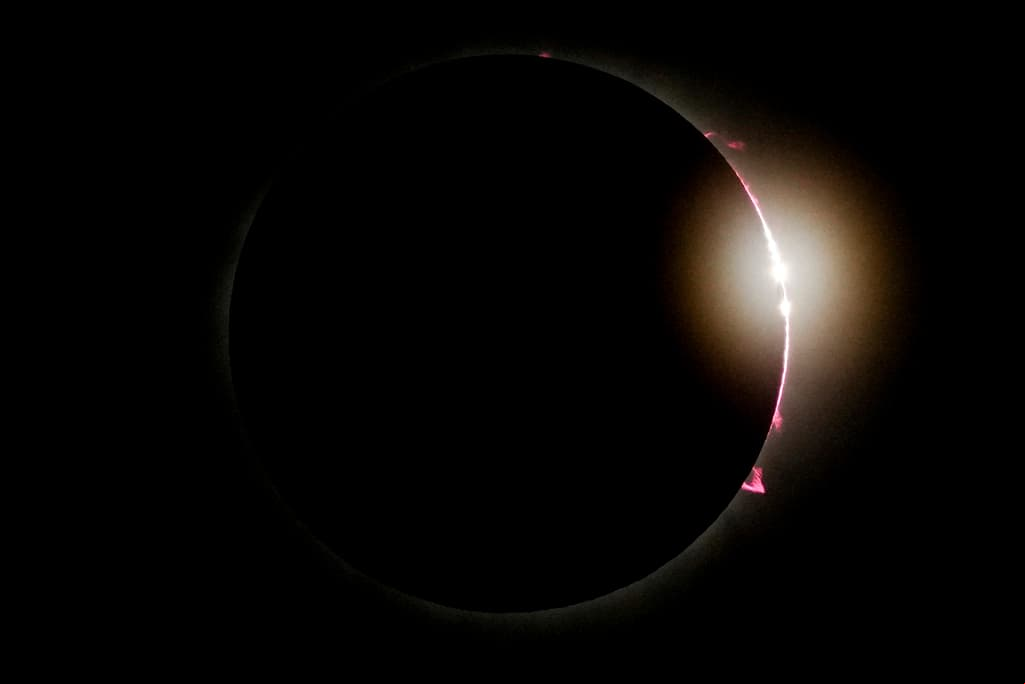 En el eclipse solar del pasado 8 de abril, se pudo apreciar la actividad solar con mayor claridad.