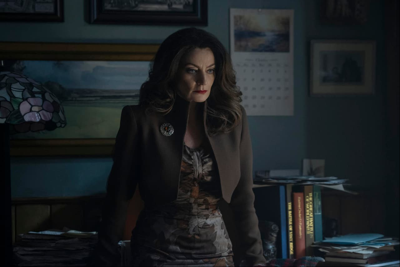Mary Wardwell / Madame Satán (Michelle Gomez) es la maestra favorita de "Sabrina" y su mentora en la escuela Baxter. Cuando está poseída por la Doncella del Diablo, “Madame Satán”, la señora “Wardwell” se convierte en una seductora y astuta manipuladora, siempre tratando de atraer a “Sabrina” por el Camino de la Noche.