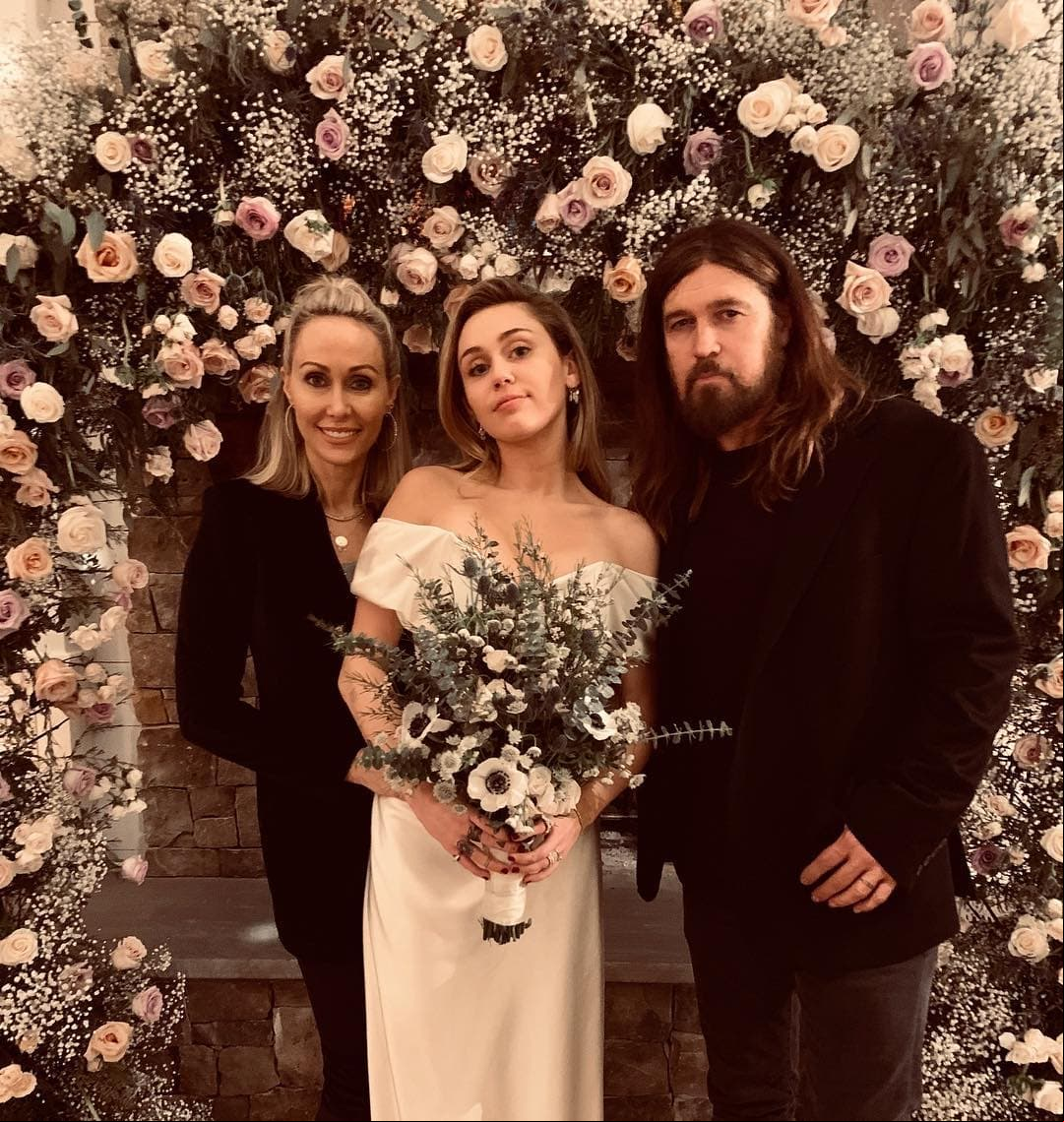 Miley Cyrus estuvo acompañada de sus padres: Billy Ray Cyrus y Tish Cyrus.