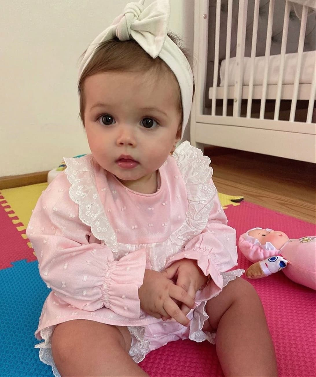 "La veo y me derrito, amo su carácter, es muy divertida y toda una ternura", publicó la actriz el pasado 4 de abril con una tierna imagen de su pequeña.