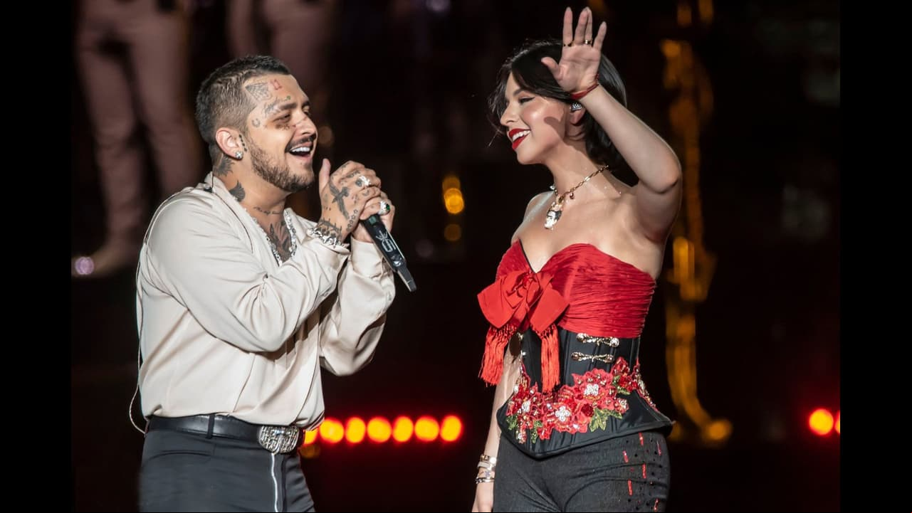 Ángela Aguilar y Christian Nodal sorprenden con beso en pleno concierto durante la Feria de Tabasco 2025