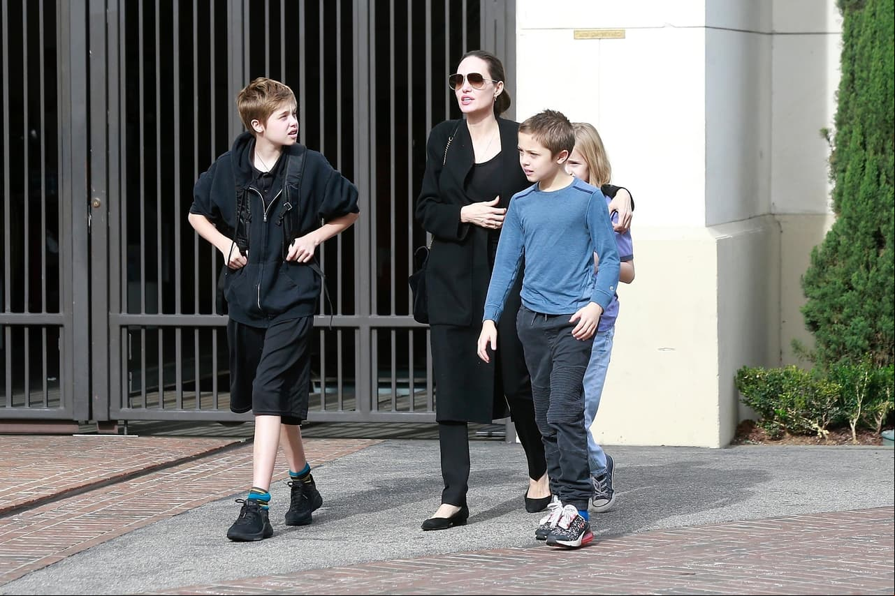 La actriz Angelina Jolie se ha hecho cargo de sus hijos económicamente sin la ayuda de su ex, Brad Pitt.
