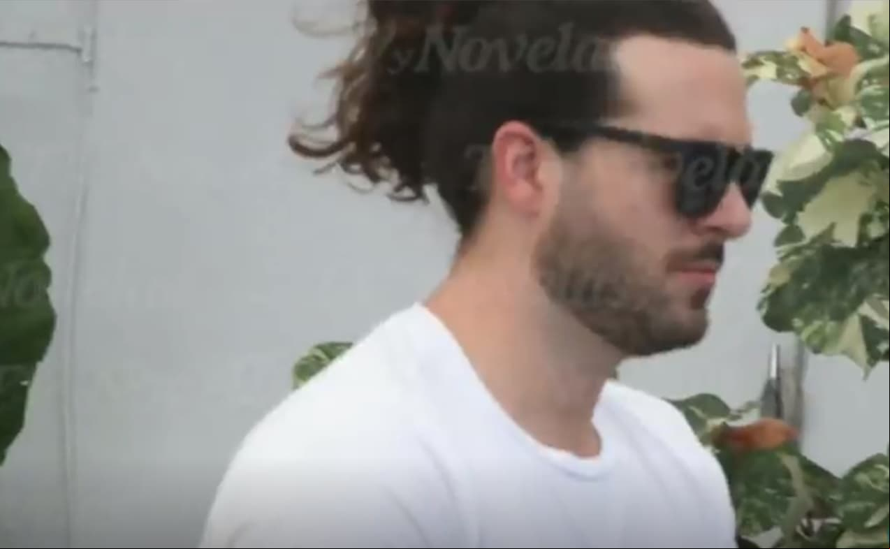 12 de junio: Fue captado por primera vez, por la revista TVyNovelas, en las calles de Miami tras recibir arresto domiciliario. El protagonista de telenovelas dio un paseo junto a su hermana, sus sobrinos y su cuñado, Lucas Delfino, quien también estuvo presente el día del incidente de tránsito.