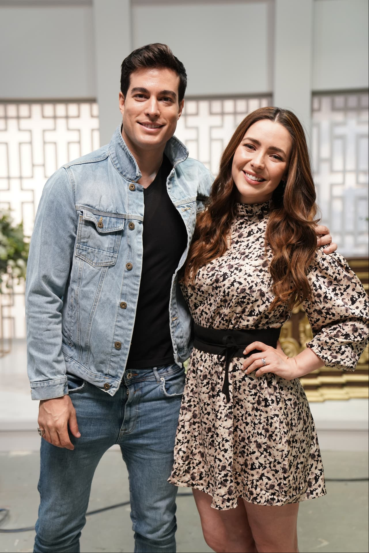 Danilo Carrera y Ariadne Díaz, quienes trabajaron juntos en 'La doble vida de Estela Carrillo', se tomaron la foto del recuerdo.