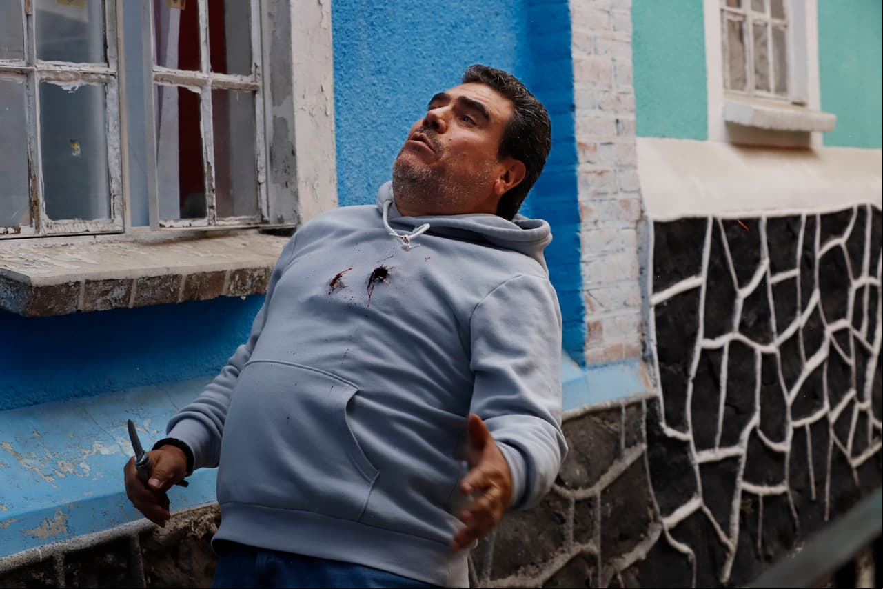 Y en vista de que el villano no se detiene, ¡le dispara sin piedad!