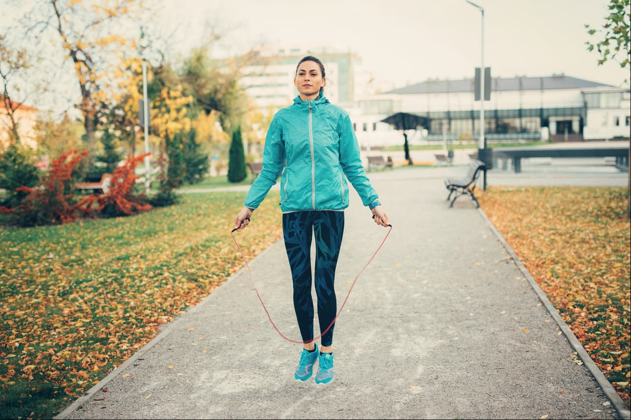¿Sabías que puedes quemar hasta 500 calorías en 20 minutos con solo saltar la cuerda? ¡Haz clic en la galería y conoce más beneficios de esta actividad!