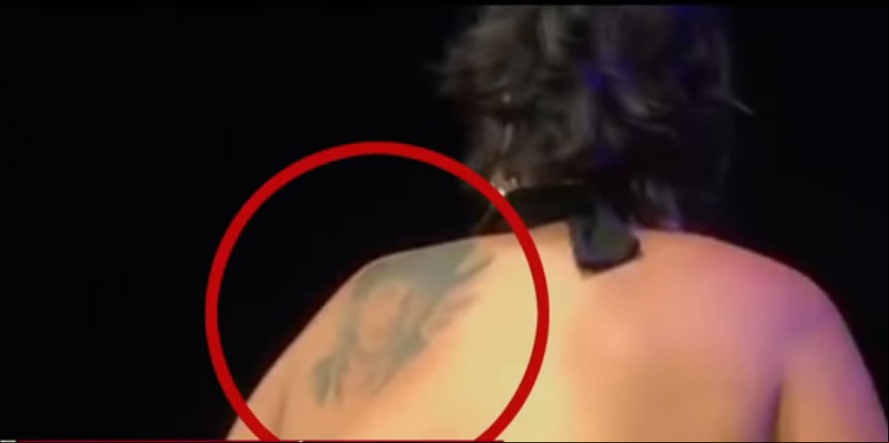 Una fanática muestra su tatuaje de Julión Álvarez