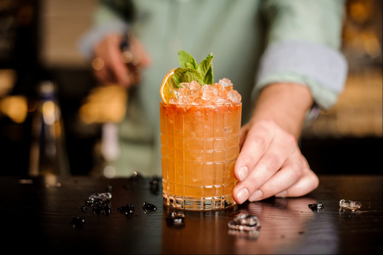 Alcohol. Al ser una sustancia que el cuerpo no metaboliza con facilidad, provoca resequedad en la piel y favorece el envejecimiento prematuro.