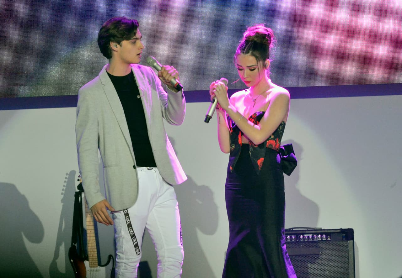Roberta Damián y Santiago Achaga cantaron un tema más romántico