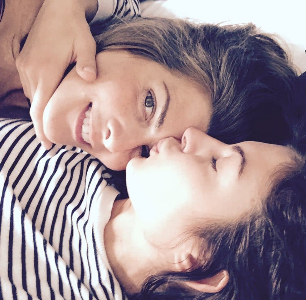 La pareja lésbica más famosa de México no podía quedarse fuera de este día tan importante para la comunidad LGBTQ y Monserrat Oliver compartió una foto con su novia, la fotógrafa Yaya Kosikova, donde remarcó todo lo que hace falta para que el amor sea libre: "A veces creemos ya estar del “otro lado” pero aún falta mucho camino por recorrer".