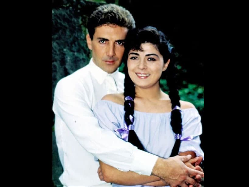 Una de las telenovelas más recordadas de Victoria Ruffo es ‘Simplemente María’, en la que dio vida a ‘María López’, una chica de provincia que se muda a la Ciudad de México debido a su situación económica. En este lugar, la joven consigue un empleo como sirvienta y se enamora de 'Juan Carlos', quien la abandona sin importarle su embarazo.