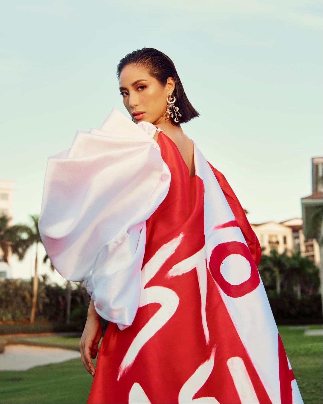 Miss Singapur, Bernadette Belle Ong, caminó por la pasarela con un atuendo inspirado en los colores de la bandera nacional de Singapur antes de dar la vuelta para desvelar un llamado a: “detener el odio a los asiáticos”.