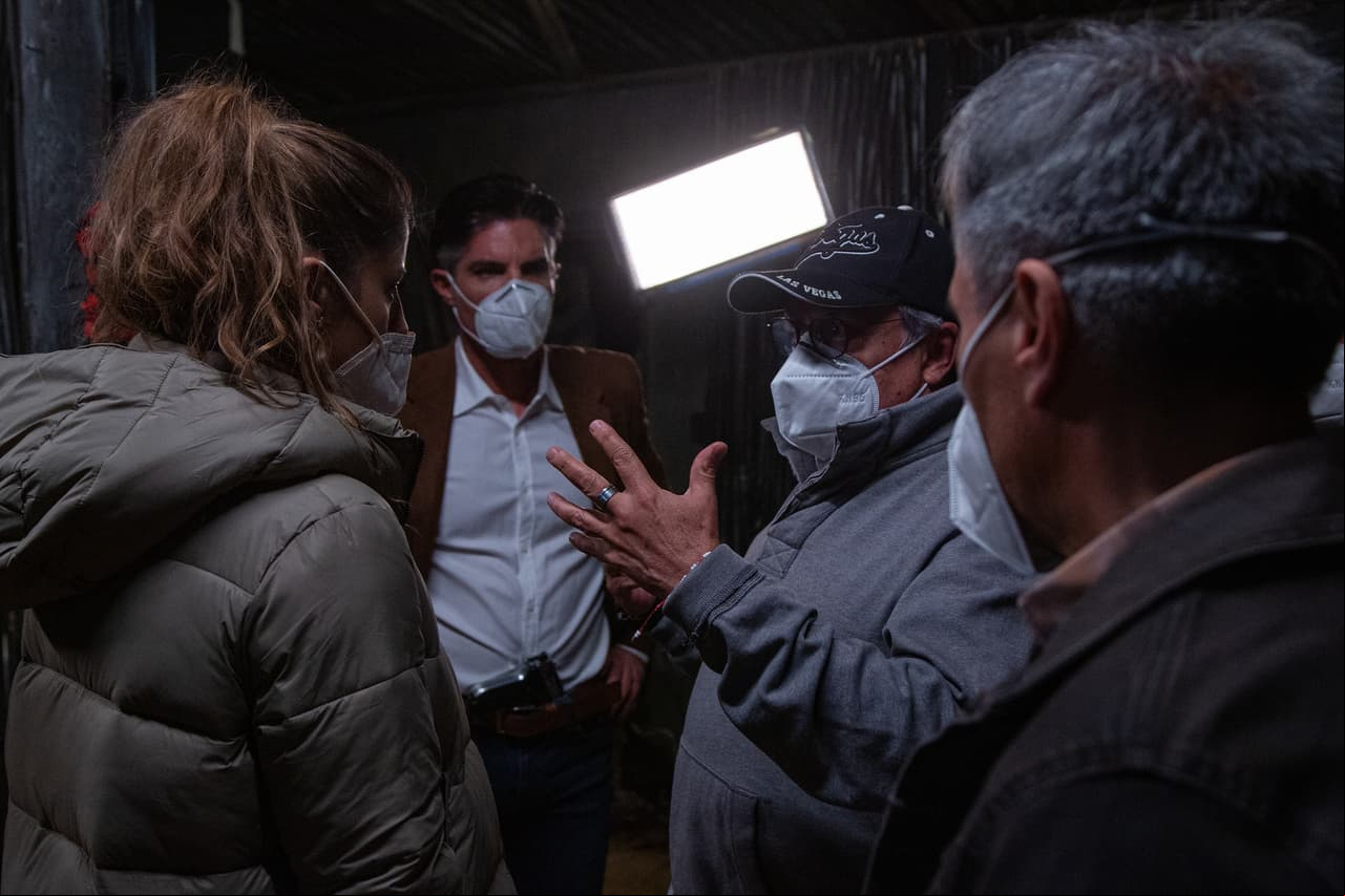 En esta galería podrás ver algunas de las imágenes que captaron el detrás de cámaras de esta escena, la cual fue previamente estudiada por los actores y la producción.