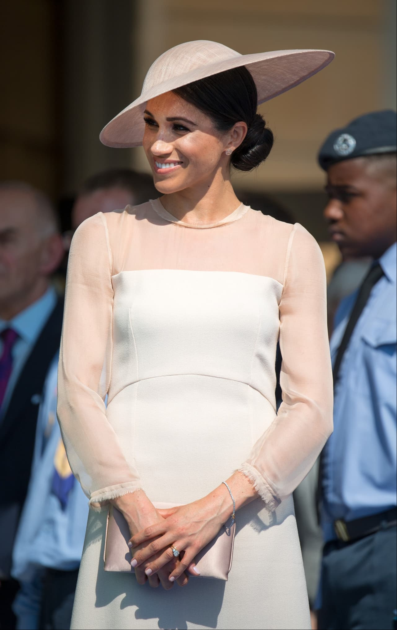 El vestido en tono palo de rosa que usó Meghan tiene un costo de 800 dólares.
