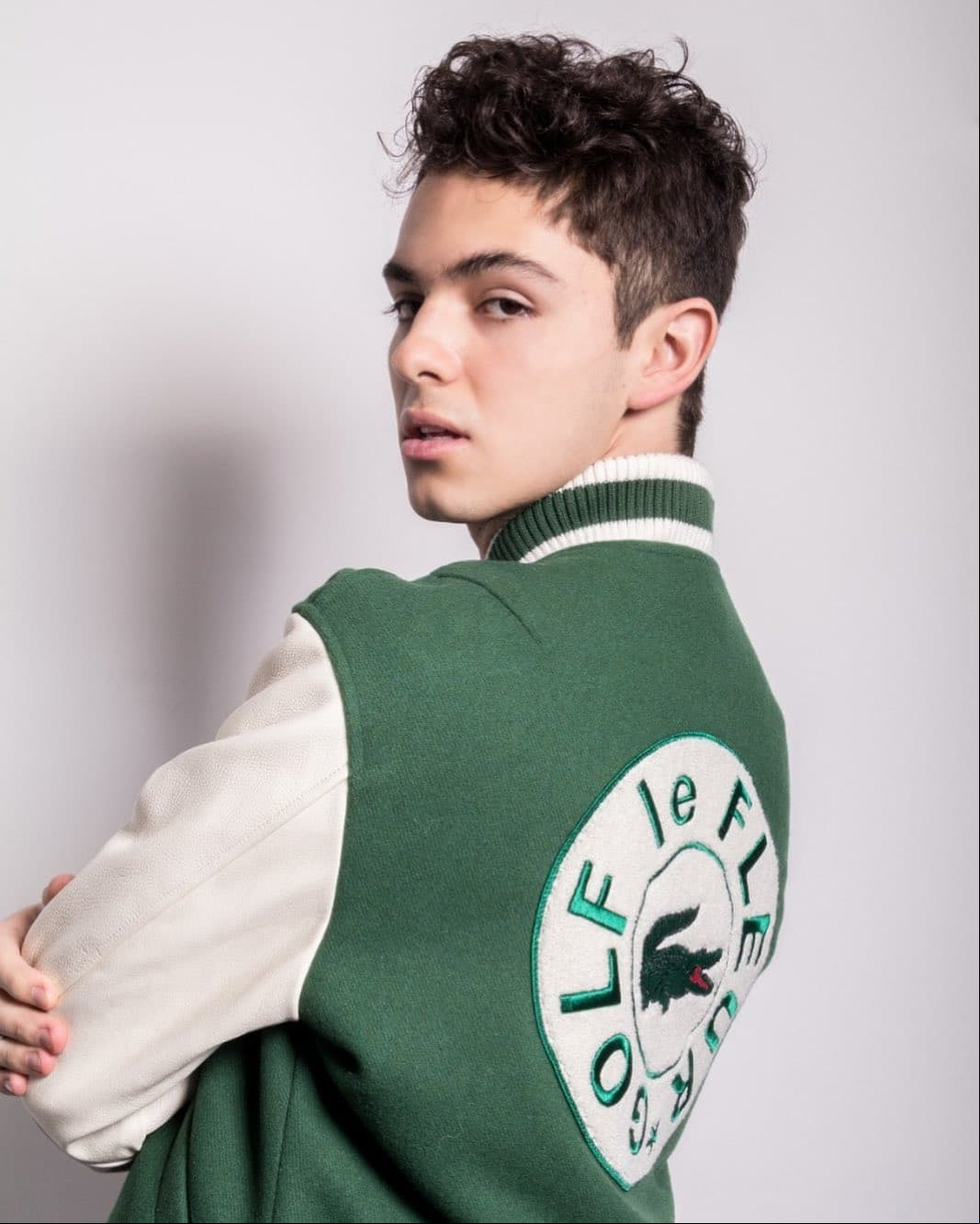 A través de Instagram, la revista compartió otras imágenes de Joaquín, donde luce un jersey verde que ha desatado comentarios positivos en redes sociales, destacando los mensajes “no puedo con lo perfecta que es esta foto”, “eres un ícono precioso, te amo mucho”, “perfección”, “el poder que tiene de transmitir lo que él quiera” y “estoy muy orgullosa de él”.