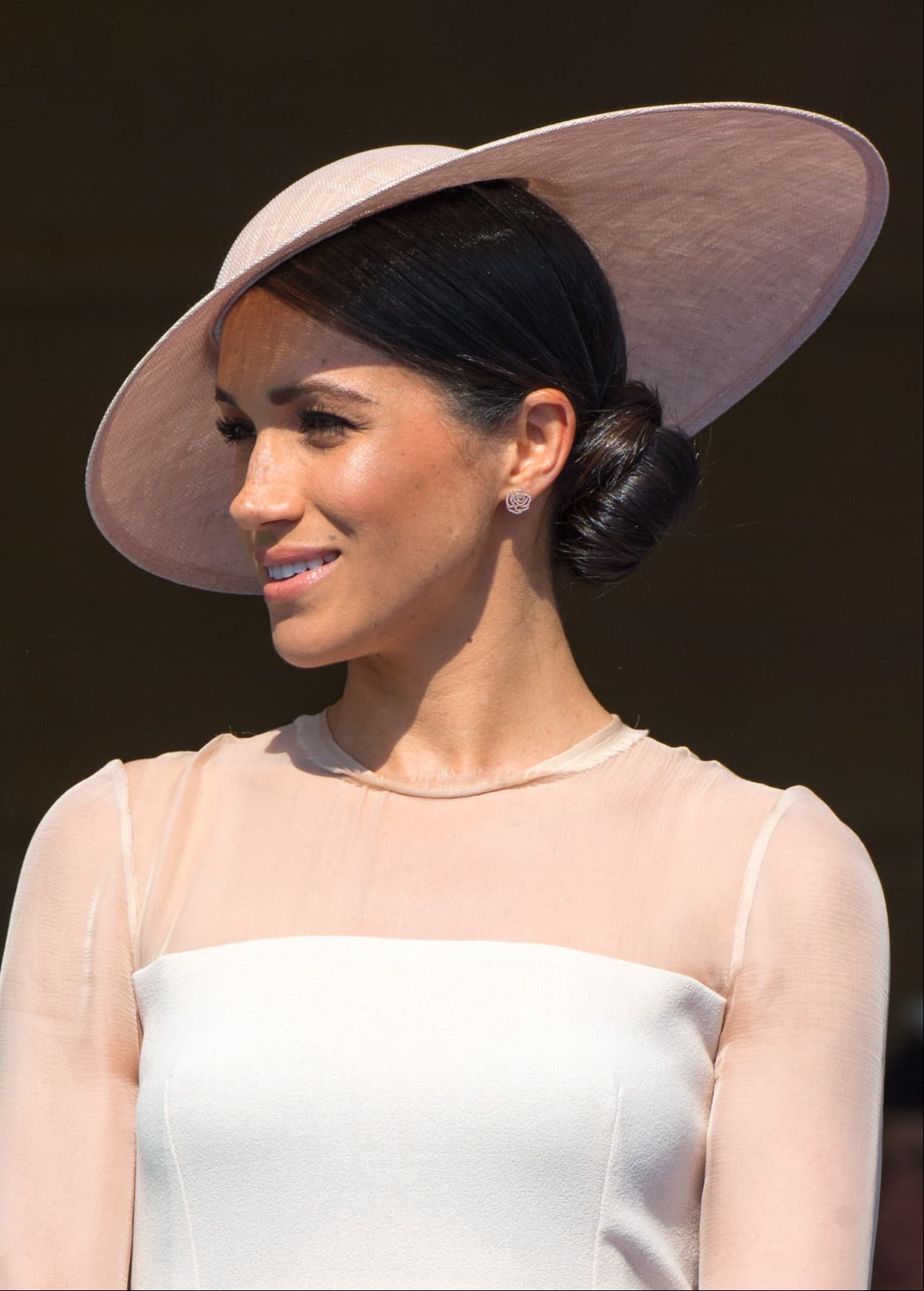 Los aretes de diamantes, en forma de rosa, tienen un costo de 1,880 dólares.