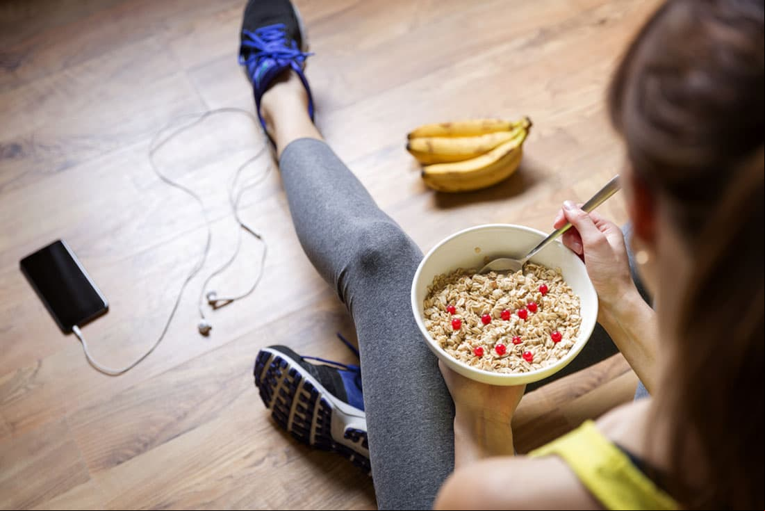 “La principal ventaja de la avena es la fibra. Este alimento contiene fibra soluble que regula los niveles de colesterol, triglicéridos, incluso de glucosa. Pero tal cual no tiene un efecto sobresaliente sobre la movilización de las grasas en el área del abdomen, funciona en complemento con otros alimentos”, declaró la nutrióloga.