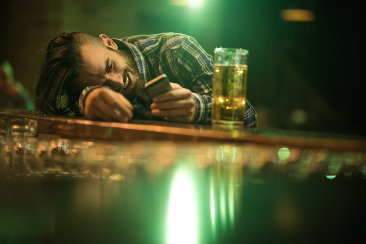 Géminis. Te enviará mensajes o llamará cuando está borracho. Podría agarrar tanto valor con el alcohol que te llevará serenata para pedirte una segunda oportunidad