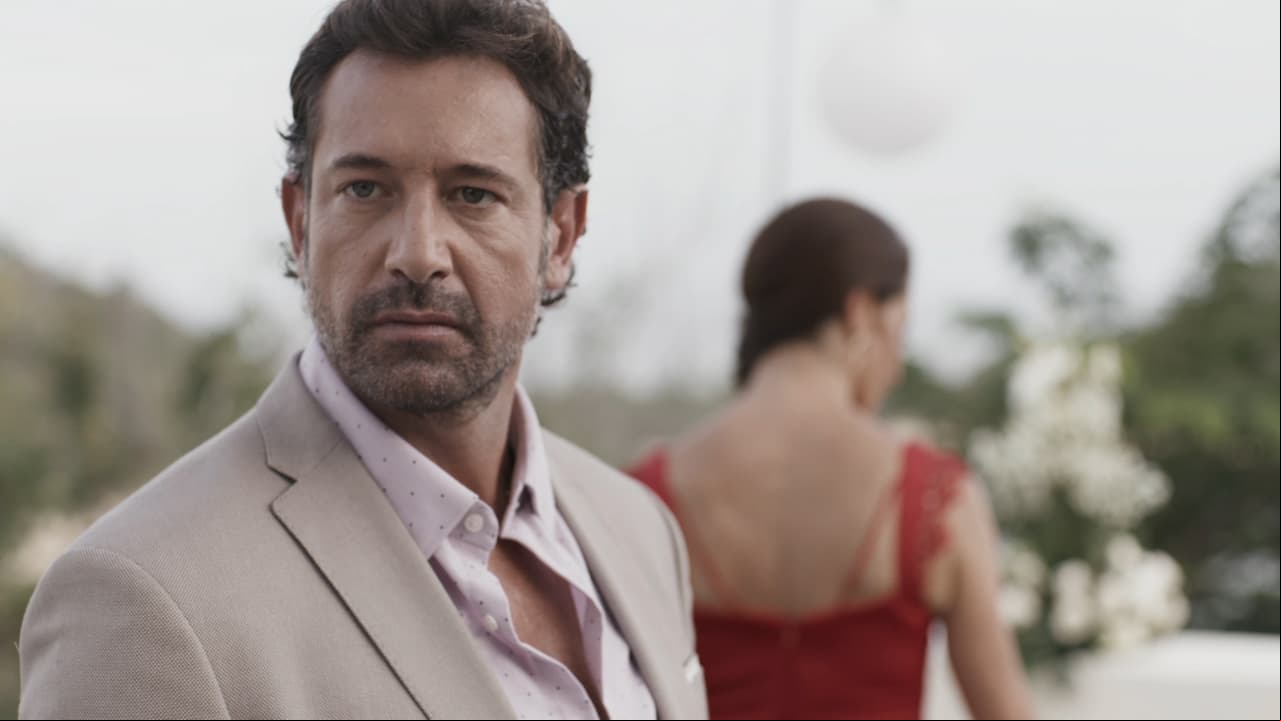 En la cena, 'Pedro' se impacta al ver a 'Vera' llegar. ¿Qué pasará? Descúbrelo de lunes a viernes a las 9:30 pm. por Las Estrellas.