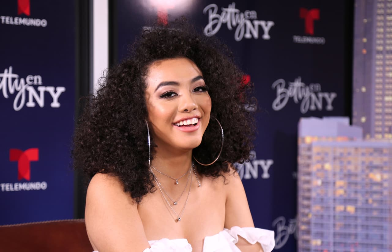 Elyfer fue conductora del programa ‘Te cae’ de Snapchat y fue finalista en el concurso Chica E! México en 2016.