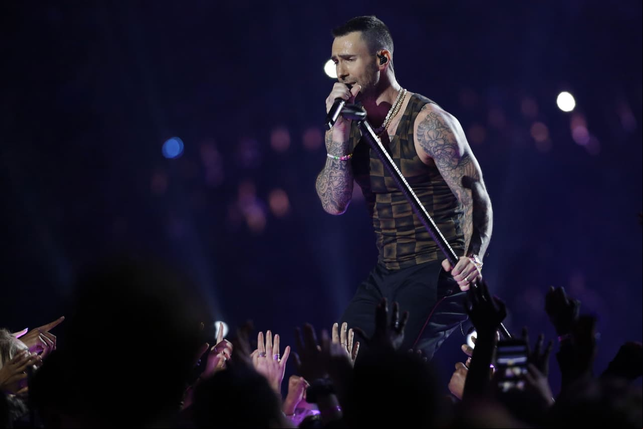 Adam Levine se encontraba a las afueras de un estudio de grabación cuando un seguidor le tiro una bomba de harina, enfureciendo al cantante.