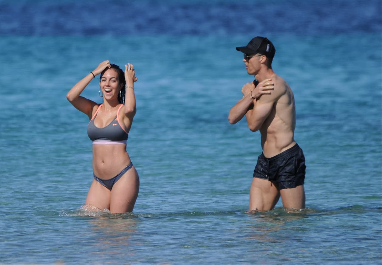 Cristiano Ronaldo y su novia Georgina Rodriguez disfrutaron de unos días en la playa (FOTO: The Grosby Group)