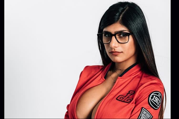 Mia Khalifa se quita la ropa una vez más