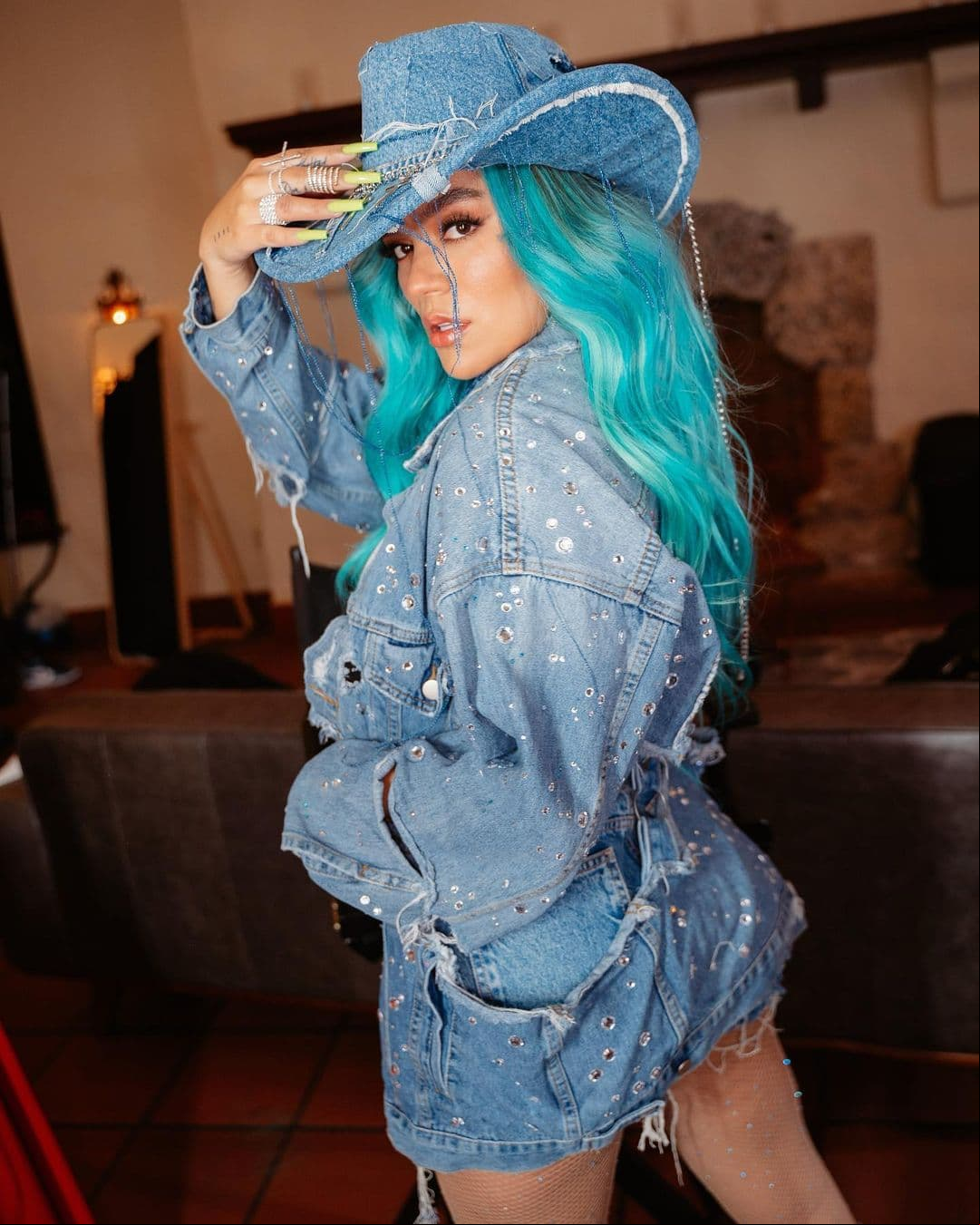 Ni Anuel AA ni James Rodríguez, Karol G es relacionada con un cantante