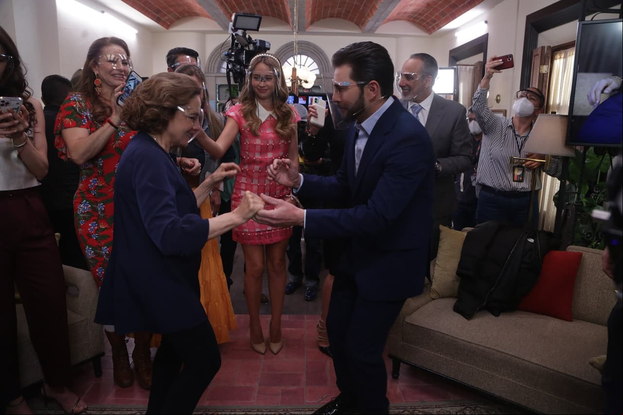 Por su parte, Eva Cedeño, Mane de la Parra, Diana Bracho, Emilio Osorio, Gaby Platas y Julián Gil, entre otros, le dieron la bienvenida al actor.