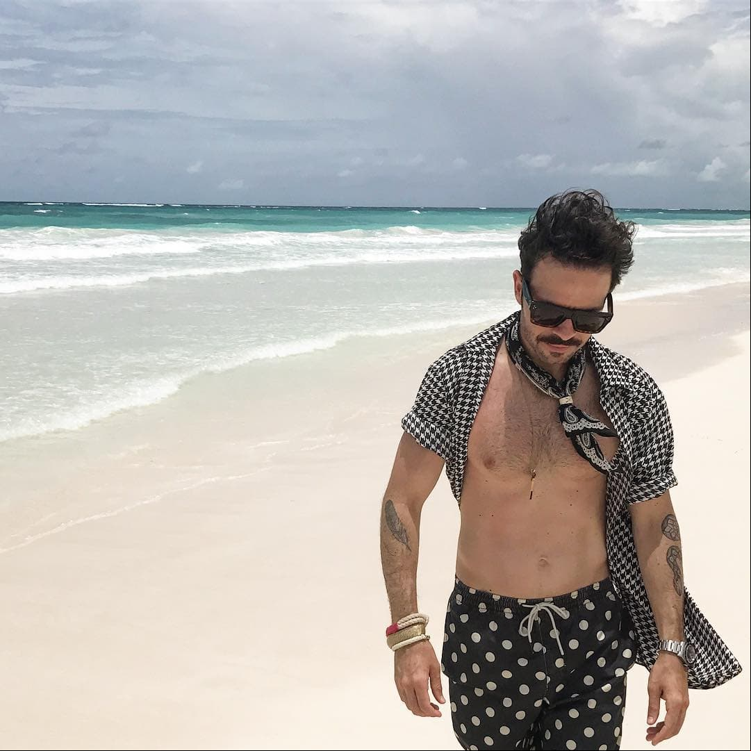 Es actor y diseñador de modas.