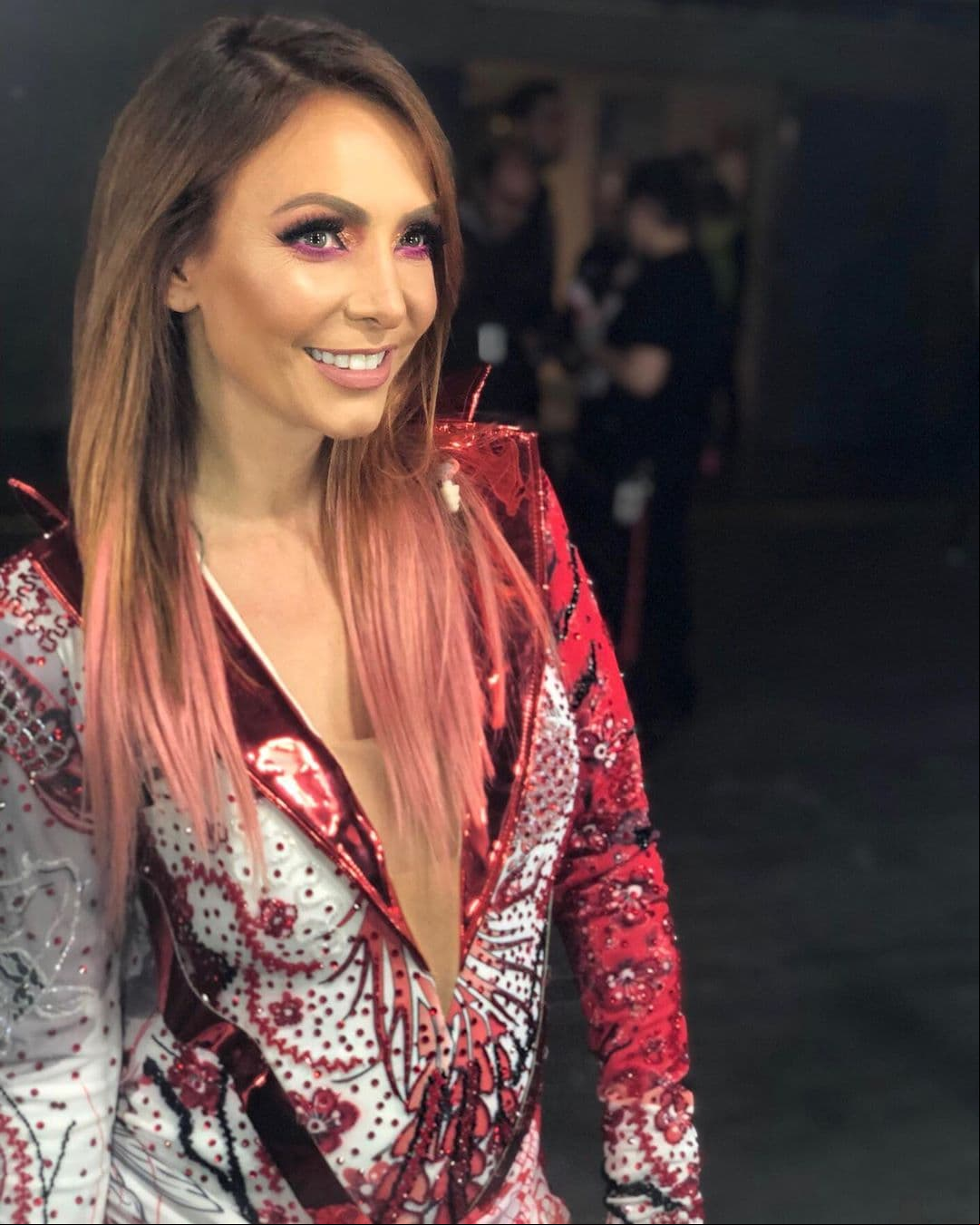 “Feliz, feliz, feliz de estar de vuelta en el escenario, aunque sea unos cuantos minutos, para cargarnos de esa energía tan indescriptible que te regala el escenario y el público. Gracias por tanto amor”, indicó minutos después de su presentación, misma en la que también dejó ver su pancita de embarazada.