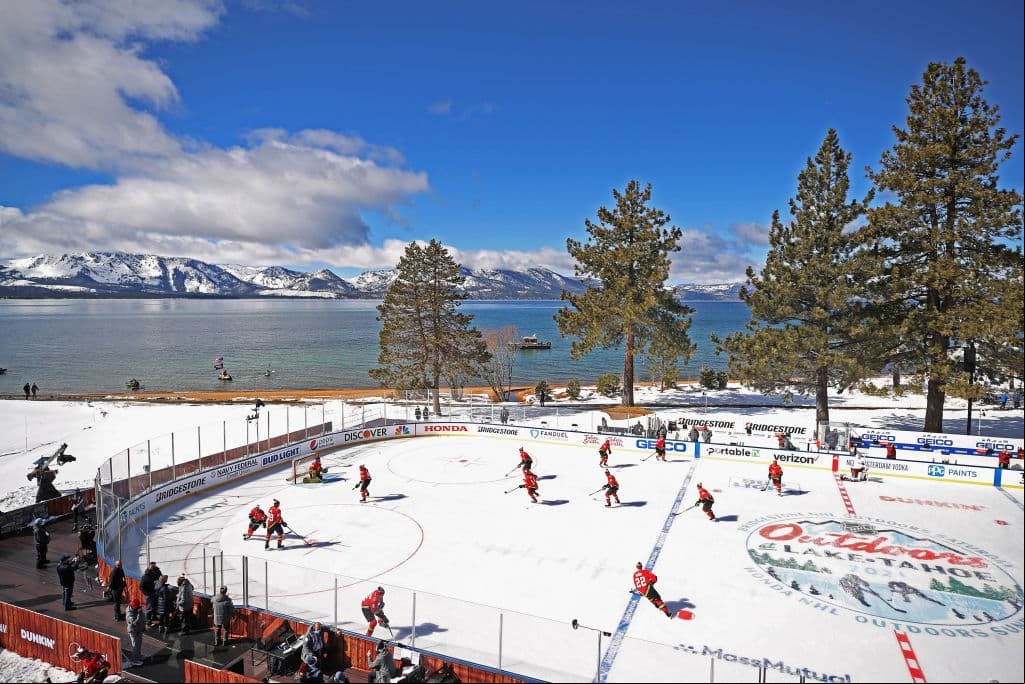 El duelo se llevó a cabo en el lago Tahoe, al aire libre y sin público. Ambos conjuntos son serios candidatos para levantar la Stanley Cup. “Es algo que tienes que ver para creer. Las fotos, por muy bonitas que sean, no representan lo que es de verdad. Es inspirador cuando sales y ves la montaña y el lago. Lo único que nos hace falta son los aficionados”, declaró DeBoer, entrenador de Vegas Golden Knights.