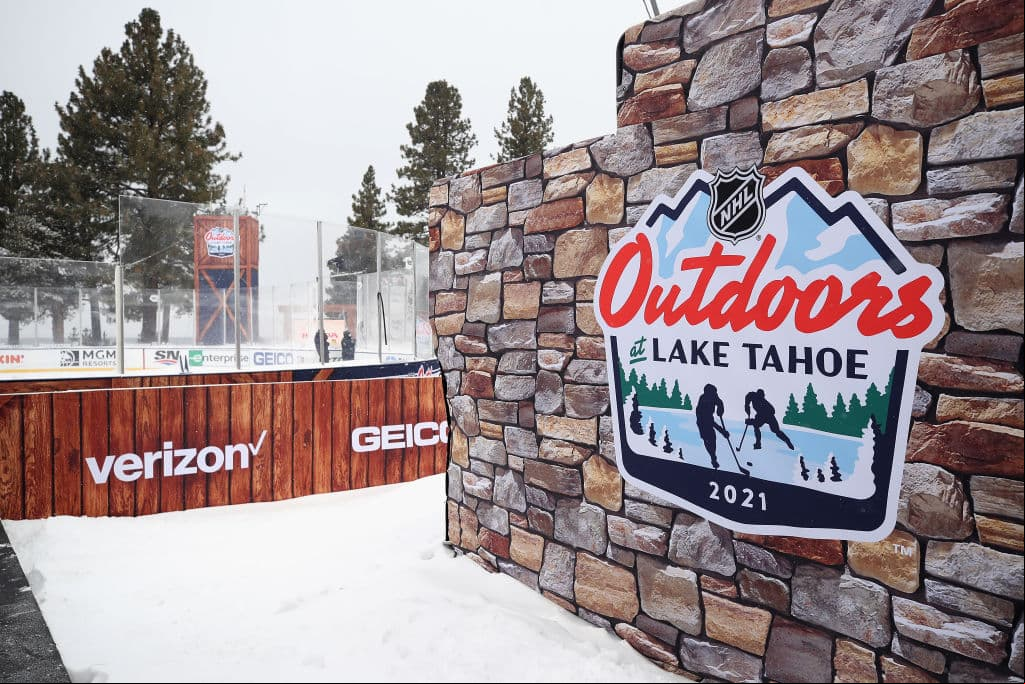 El duelo se llevó a cabo en el lago Tahoe, al aire libre y sin público. Ambos conjuntos son serios candidatos para levantar la Stanley Cup. “Es algo que tienes que ver para creer. Las fotos, por muy bonitas que sean, no representan lo que es de verdad. Es inspirador cuando sales y ves la montaña y el lago. Lo único que nos hace falta son los aficionados”, declaró DeBoer, entrenador de Vegas Golden Knights.
