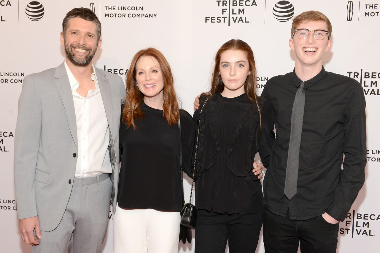 Julianne y Bart son padres de dos hijos: su primogénito, Caleb, nacido el 4 de diciembre de 1997, y una hija, Liv Helen, quien llegó a este mundo el 11 de abril de 2002.