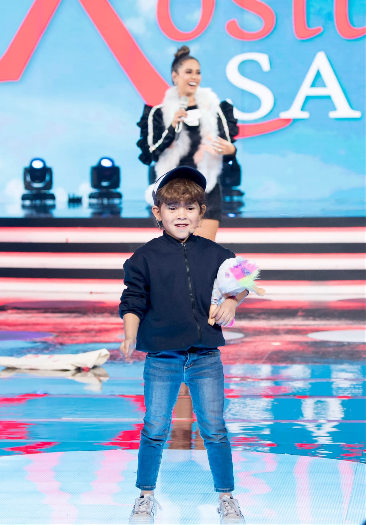 Danna cautivó al público con su papel de “Rosita salvaje”, personaje icónico de Verónica Castro. En este sketch, Danna compartió el escenario con Galilea Montijo y mini Albertano.