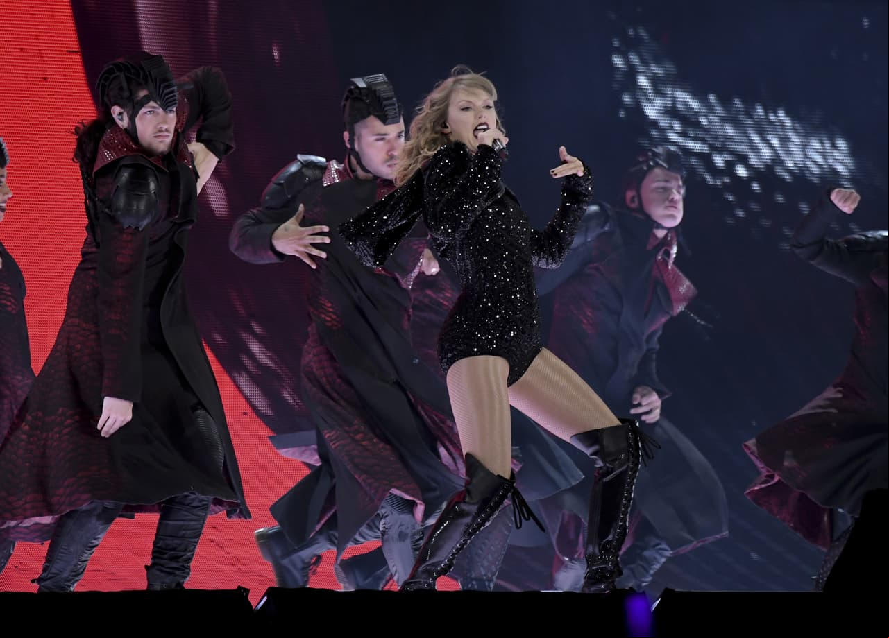 Taylor Swift protagoniza aparatosa caída en uno de sus conciertos