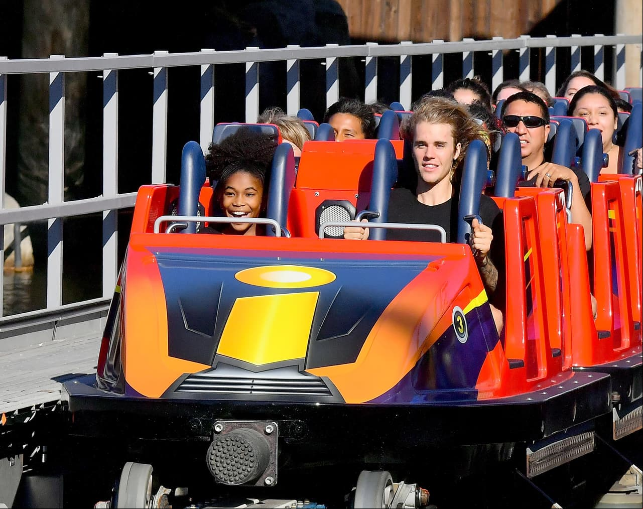 El cantante Justin Bieber la pasó de lo lindo en el parque Disney Adventure pero llamó la atención la ausencia de su esposa Hailey Baldwin.