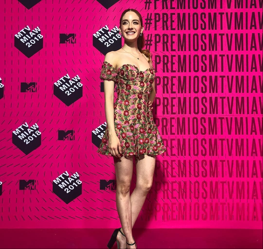 Siempre bella, Ceci de la Cueva (Sole) fue otra de las famosas que sedujo ante la prensa.
