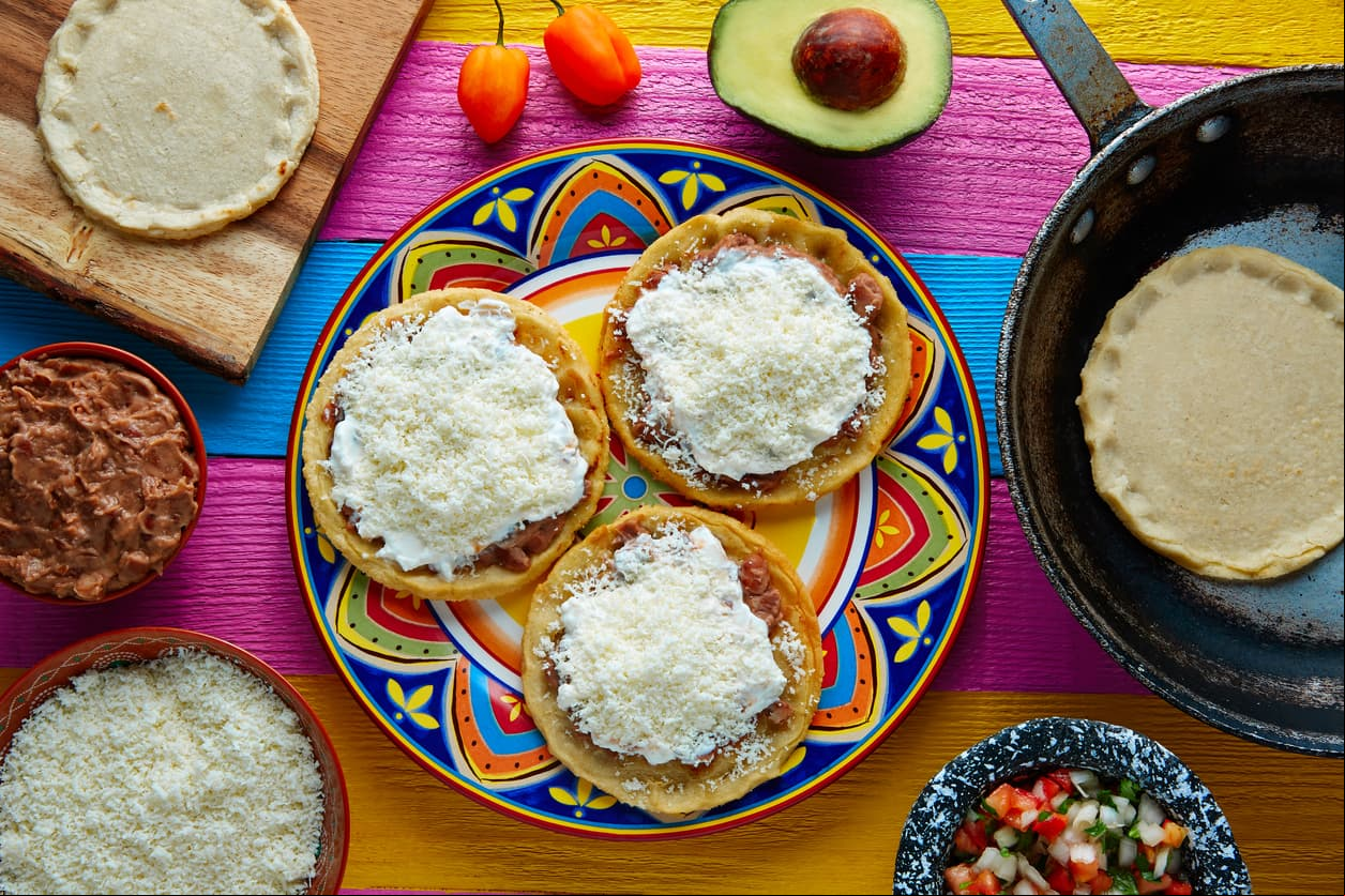 Pero el pozole no es el único platillo típico que cobra relevancia en estas fechas, también toda clase de antojitos mexicanos e incluso los chiles en nogada.