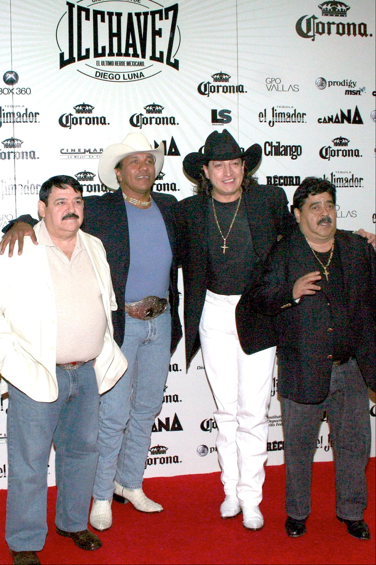 Bronco es un grupo originario de Apodaca, Nuevo León. Fue formado en 1979 y, aunque se desintegró en 1996, retomaron sus actividades en 2003. Lupe Esparza, Choche Villarreal, Javier Villarreal, Erick Garza y Ramiro Delgado son los integrantes originales de la agrupación.